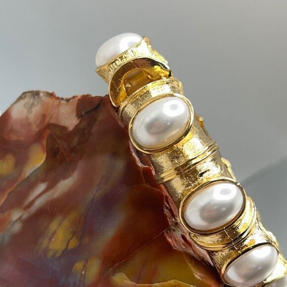 Gold, Crystal & Pearl Hinged Bangle Kenneth Jay Lane - Picture 2 of 11